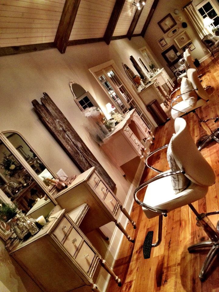 Salon Station
